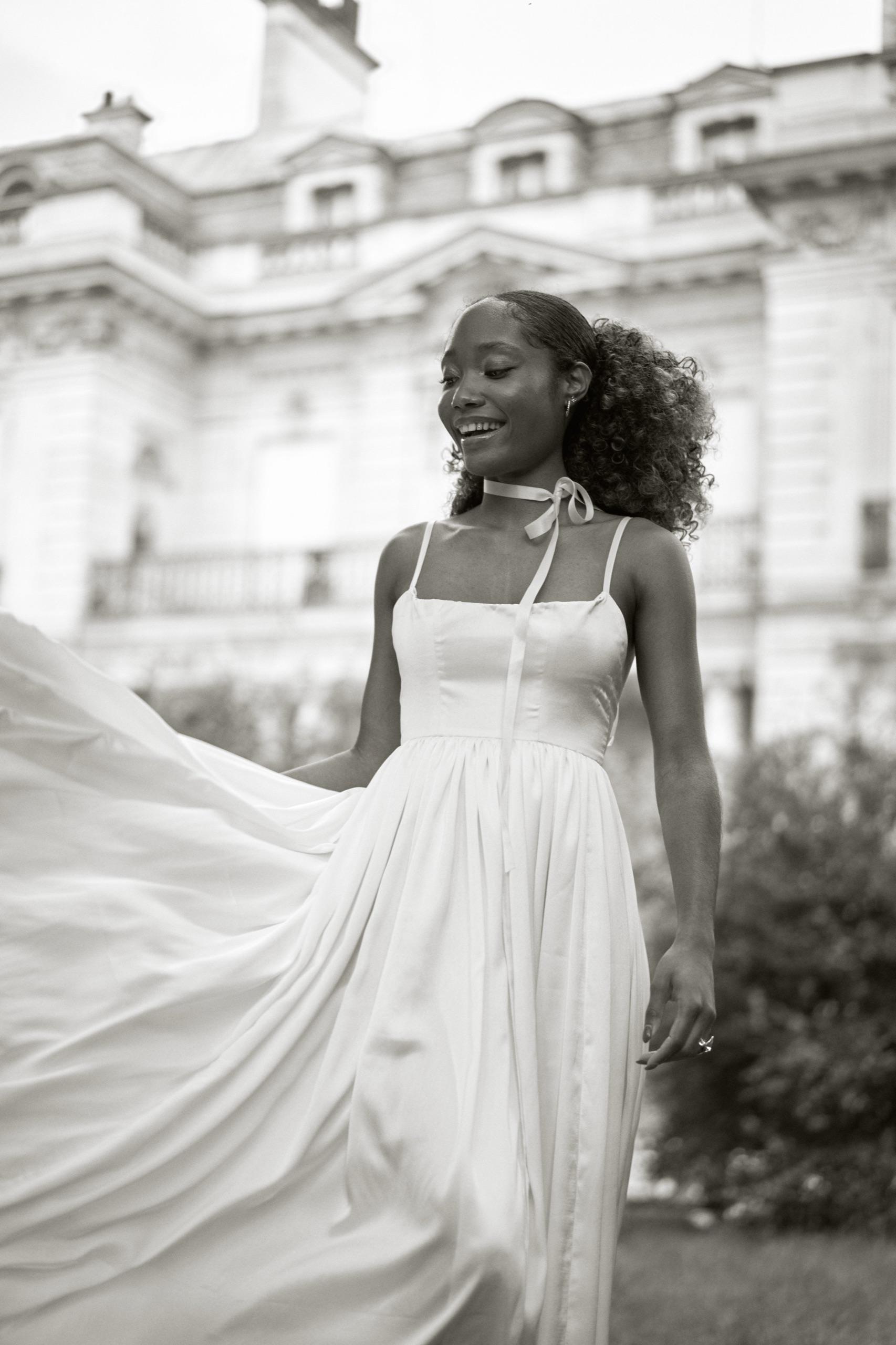 Camille souriante sous son voile le jour de son mariage
